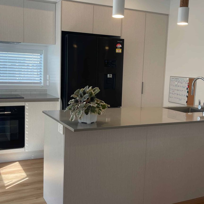 Luxury Coastal Living in Papamoa vs Executive Family Retreat - Photo 1