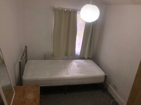 Room in a Shared House, Haig Road West, E13 - Photo 5