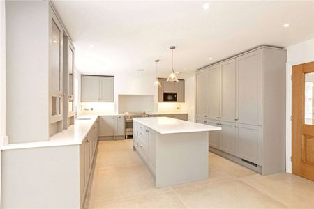 Outstanding luxury family home in exclusive development on the edge of Delamere forest - Photo 5