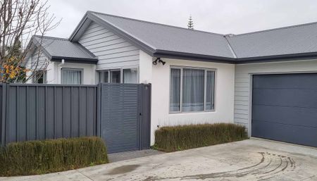 AS NEW PRIVATE 2 BEDROOM TOWNHOUSE - Photo 4