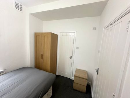 Glebe Avenue (Room 1), Kirkstall, Leeds - Photo 2