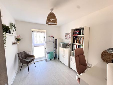 3 bedroom flat to rent - Photo 4