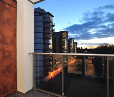 Pump House Crescent, Kew Bridge, TW8 - Photo 1