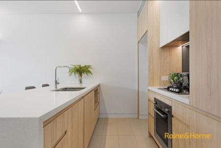 Prestigious Location Luxury Villa-like Garden Apartment - Photo 3