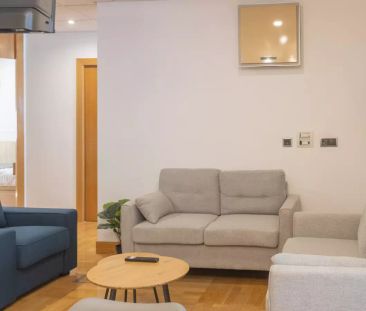 Room in a shared 5-bedroom apartment for rent in Cuatro Caminos, perfect for professionals and students. - Foto 1