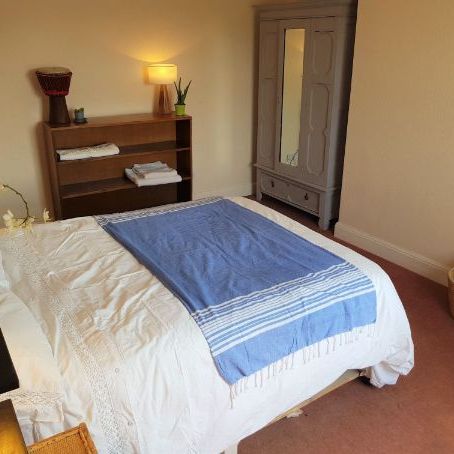 6 bedroom, 1 en-suite house *parking* - Photo 1
