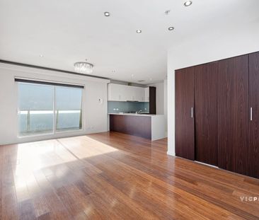 Spacious Doncaster Hill Living steps away Westfield - Photo 1