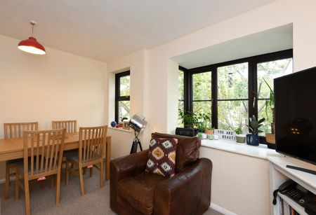 2 Bed Flat, Hallingbury Court, E17 - Photo 2