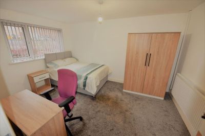 4 bedroom House in Kendall Lane BED), Leeds - Photo 2