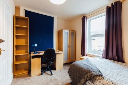 4 bedroom terraced house to rent - Photo 5