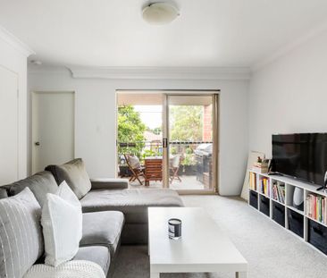 Free flowing apartment in walk-everywhere hub - Photo 1