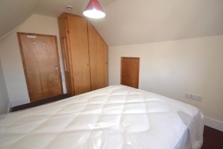 1 bedroom Flat To Let - Photo 2