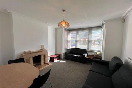 4 bedroom semi-detached house to rent - Photo 4