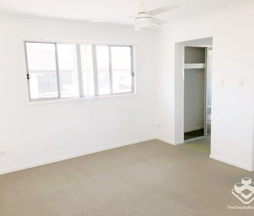 Spacious Townhouse with Double Garage & Private Courtyard For Rent !! - Photo 4