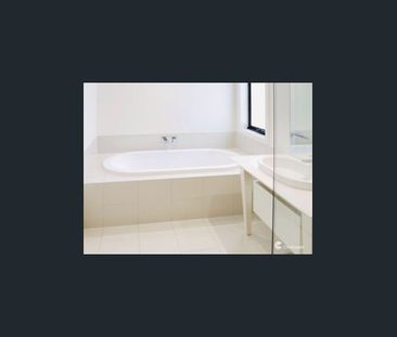 Almost new three bedroom plus study family home - Photo 5