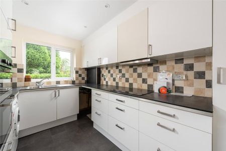 4 bedroom detached house to rent - Photo 3
