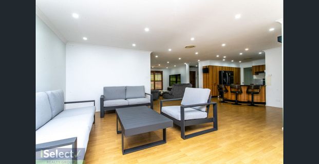 LARGE FAMILY HOME, PERFECT FOR ENTERTAINING - Photo 1