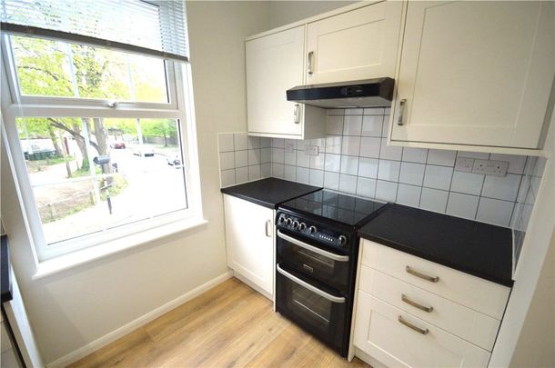 2 Bedroom Flat / Apartment - Eastgate Street, Winchester - Photo 1