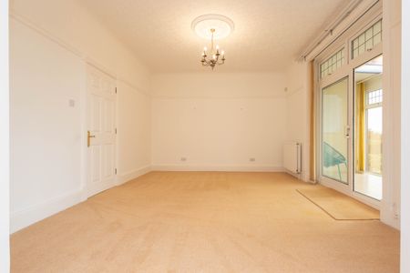 3 bed flat to rent in Sandbourne Road, Bournemouth, BH4 - Photo 2