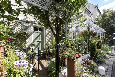 Charming 2 bedroom, 2 bathroom cottage with a private garden. - Photo 2