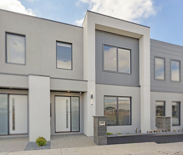 Modern Three-Bedroom Townhouse in a Prime Craigieburn Location! - Photo 3