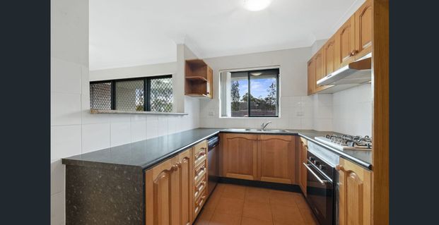 Well Presented 2 Bedroom Unit near Toongabbie Station - Photo 1