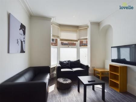 6 bedroom Terraced House To Let - Photo 2