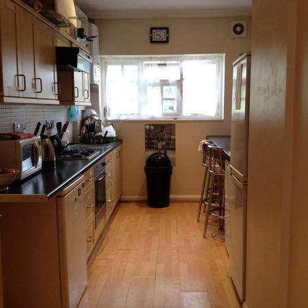 1 bedroom in a house share to rent - Photo 3