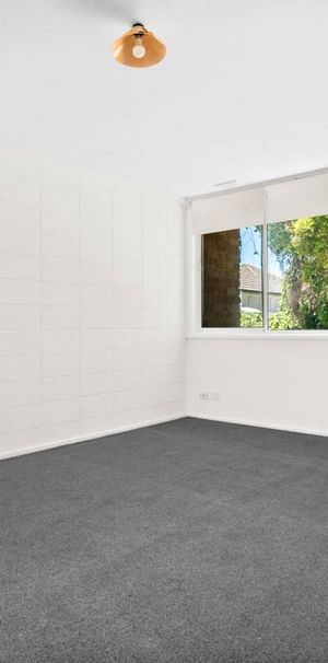 BRAND NEW KITCHEN - FRESHLY PAINTED THROUGHOUT - BRAND NEW CARPETS - Photo 1