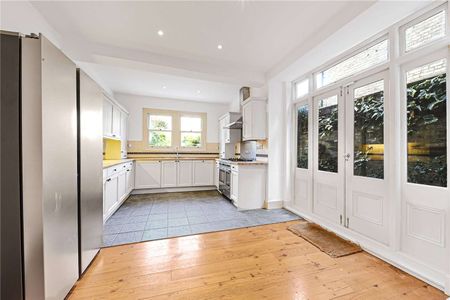 NOT SHARER FRIENDLY - Recently refurbished, mid-terraced, five bedroom family house. - Photo 5