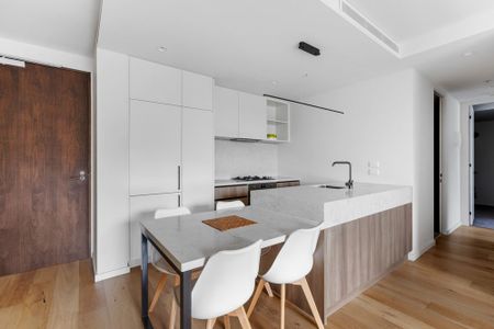 Stylish Ground-Floor Living by the Bay - Photo 5