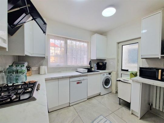 4 bedroom detached house to rent - Photo 1