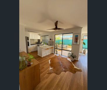 Renovated Coastal Townhouse | 3x2 | Air Con + Electric Shutters | W... - Photo 3