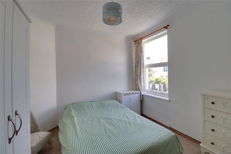 4 bedroom end of terrace house to rent - Photo 5