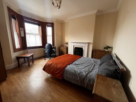 1 bedroom in a house share to rent - Photo 2