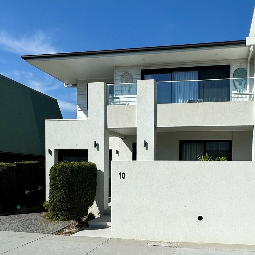 LUXURY BEACHSIDE LIVING - Photo 1