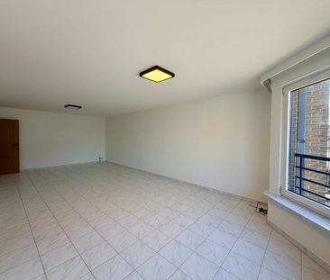 Appartement te huur in Roeselare voor € 800 met 2 slaapkamers - Photo 2