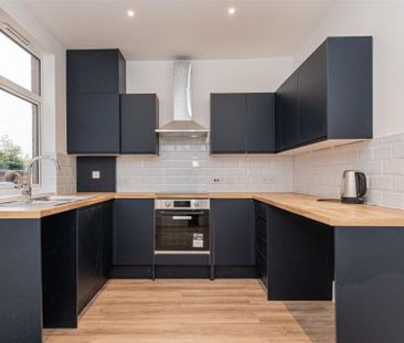 3 bed House - Mid Terrace To Let - Photo 3