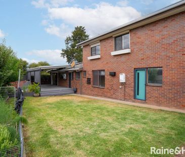 Family-friendly 4 Bedroom Home // Pool maintenace included - Photo 2