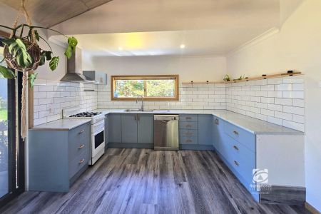 STUDIO RETREAT ON SPACIOUS BLOCK! - Photo 5