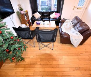 6 bedroom House in Manor Drive, Leeds - Photo 2