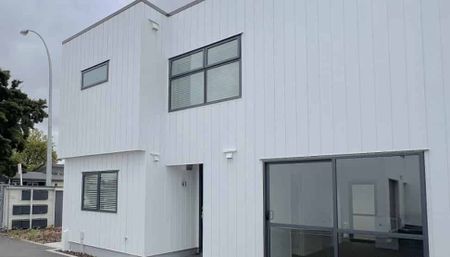 2 Bedroom Townhouse + Spacious Rumpus Room - Photo 2