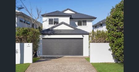 4 Bedroom, 2 bathroom + powders room. Delightful low-Maintenance Living in a Premium Southport Location - Photo 5