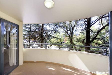 Charming Two Bedroom Apartment - Photo 3