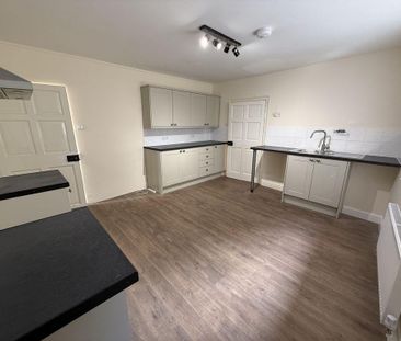3 bedroom semi-detached house to rent - Photo 6