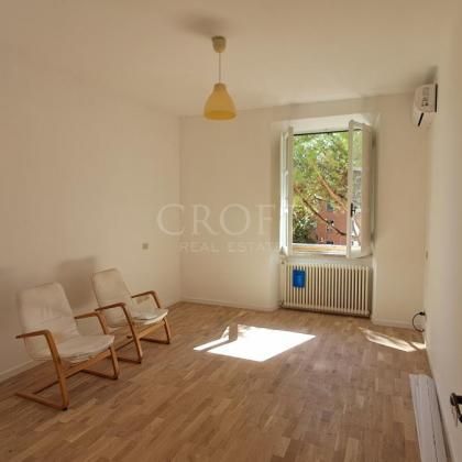 San Giovanni-Porta Metronia: Newly renovated 2 Bedroom flat with balcony overlooking quiet Piazza. Entrance, living room, 2 Bedrooms, kitchen, bath. Sunny, quiet, balconies, situated in pleasant piazza near park, open market, services and center. Ref 931 - Photo 5