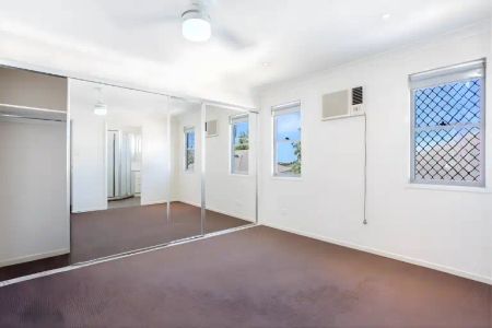 “3 Bedroom Home with Airconditioning” - Photo 2