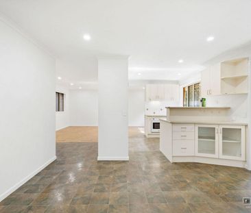 4 bedroom family home close to everything - Photo 5