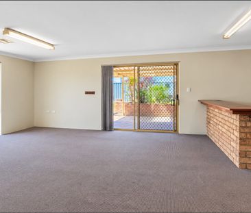 Spacious 4-Bedroom Family Home Opposite Beautiful Parkland! - Photo 1