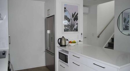 Modern Townhouse, Edgeware, 3 bedrooms - Photo 5